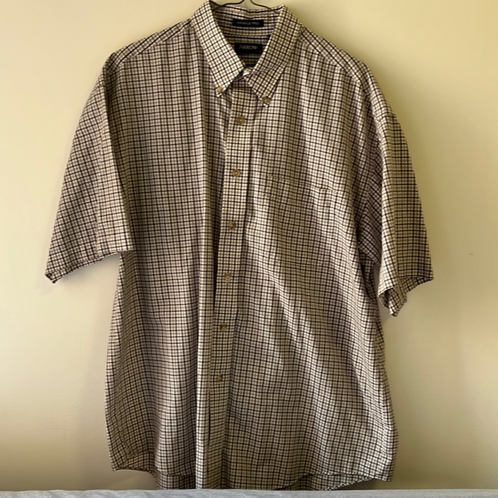 Brown plaid Men’s button down short sleeve shirt
